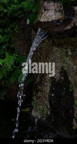 Indonesisches Wasser fließt in Wasserleitungen, die aus Wasserquellen in den Bergen stammen Stockfoto