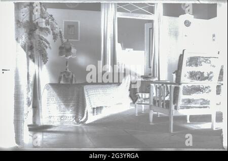 Zimmer mit Möbeln und Bett. Teil des Kodak Negativalbums mit 35 Fotos einer Familie in den Niederländischen Ostindien. Stockfoto