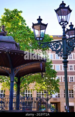 Der Musikpavillon und die alte Gaslaterne in der Düsseldorfer Altstadt. Stockfoto