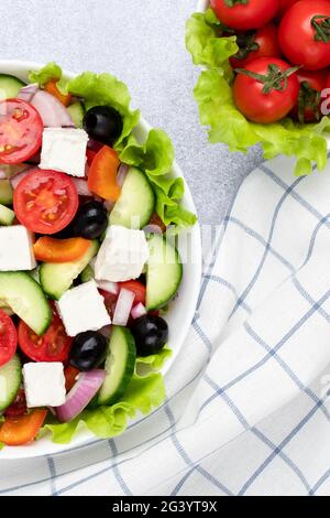 Griechischer Salat oder Horiatiki-Salat aus Tomaten, Gurken, Zwiebeln, Feta-Käse, Paprika-Scheiben, Oliven und mit Olivenöl gekleidet. Gemüse Stockfoto
