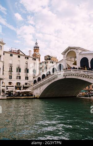 Venedig, Italien - 04. oktober 2019: Die wunderschöne Ponte di Rialto Brücke über den Canal Grande in Venedig, Italien, mit Geschäften, Stockfoto