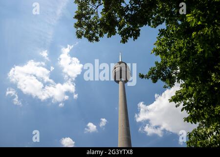 Nürnberg, Deutschland. Juni 2021. Der Nürnberger Fernsehturm. Der Nürnberger Fernsehturm wurde in die bayerische Denkmalliste aufgenommen. Der vor 41 Jahren erbaute Turm ist mit 292.8 Metern das höchste Architekturdenkmal im Freistaat und der dritthöchste Turm in Deutschland. Quelle: Daniel Karmann/dpa/Alamy Live News Stockfoto