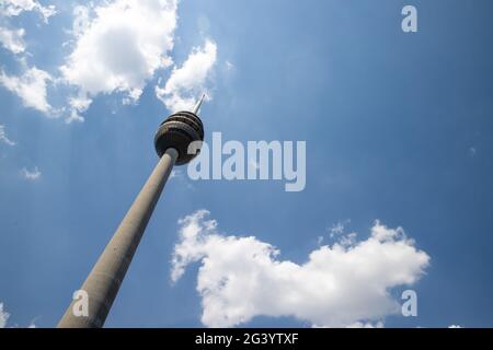 Nürnberg, Deutschland. Juni 2021. Der Nürnberger Fernsehturm. Der Nürnberger Fernsehturm wurde in die bayerische Denkmalliste aufgenommen. Der vor 41 Jahren erbaute Turm ist mit 292.8 Metern das höchste Architekturdenkmal im Freistaat und der dritthöchste Turm in Deutschland. Quelle: Daniel Karmann/dpa/Alamy Live News Stockfoto