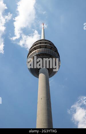 Nürnberg, Deutschland. Juni 2021. Der Nürnberger Fernsehturm. Der Nürnberger Fernsehturm wurde in die bayerische Denkmalliste aufgenommen. Der vor 41 Jahren erbaute Turm ist mit 292.8 Metern das höchste Architekturdenkmal im Freistaat und der dritthöchste Turm in Deutschland. Quelle: Daniel Karmann/dpa/Alamy Live News Stockfoto