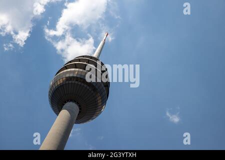 Nürnberg, Deutschland. Juni 2021. Der Nürnberger Fernsehturm. Der Nürnberger Fernsehturm wurde in die bayerische Denkmalliste aufgenommen. Der vor 41 Jahren erbaute Turm ist mit 292.8 Metern das höchste Architekturdenkmal im Freistaat und der dritthöchste Turm in Deutschland. Quelle: Daniel Karmann/dpa/Alamy Live News Stockfoto