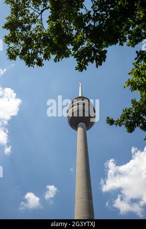 Nürnberg, Deutschland. Juni 2021. Der Nürnberger Fernsehturm. Der Nürnberger Fernsehturm wurde in die bayerische Denkmalliste aufgenommen. Der vor 41 Jahren erbaute Turm ist mit 292.8 Metern das höchste Architekturdenkmal im Freistaat und der dritthöchste Turm in Deutschland. Quelle: Daniel Karmann/dpa/Alamy Live News Stockfoto