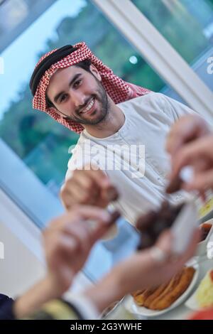 Muslimische Familie mit iftar zusammen während Ramadan. Stockfoto