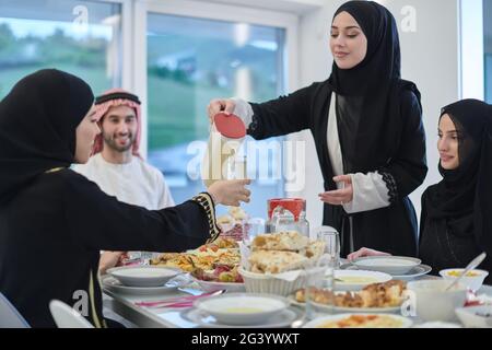 Muslimische Familie mit iftar zusammen während Ramadan Stockfoto