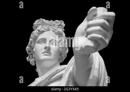Büstenskulptur von Gott Apollo. Altgriechischer gott der Sonne und Poesie Gipskopie einer Marmorstatue, isoliert auf Schwarz Stockfoto