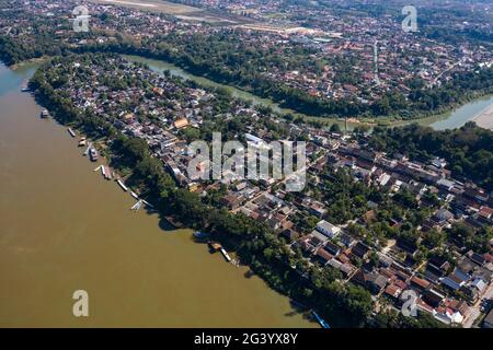 Luftaufnahme der Stadt mit dem Zusammenfluss des Mekong-Flusses (im Vordergrund) und des Nam Khan-Flusses, Luang Prabang, Provinz Luang Prabang, Laos, Asien Stockfoto