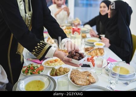 Muslimische Familie beginnt iftar mit Daten während Ramadan Stockfoto