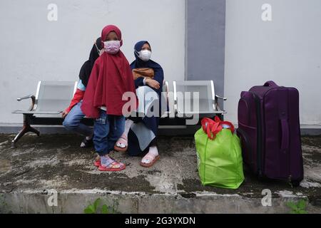 Jakarta, Indonesien. Juni 2021. Covid-19-Patienten im Lubang Buaya Community Health Center, East Jakarta, Indonesien, warten auf die Evakuierung in das Wisma Atlet Emergency Hospital, Kemayoran, Jakarta, Freitag, 8. Juni 2021. Dieser Evakuierungsvorgang ist eine Nachbereitung der zunehmenden Zahl von Covid-19-Fällen in DKI Jakarta nach dem Idul Fitri-Urlaub. (Foto von Kuncoro Widyo Rumpoko/Pacific Press/Sipa USA) Quelle: SIPA USA/Alamy Live News Stockfoto