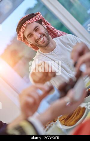 Muslimische Familie mit iftar zusammen während Ramadan. Stockfoto