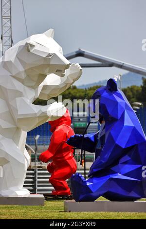 Le Castellet, Frankreich. Juni 2021. Circuit Atmosphäre - Bär Skulptur. Großer Preis von Frankreich, Freitag, 18. Juni 2021. Paul Ricard, Frankreich. Quelle: James Moy/Alamy Live News Stockfoto