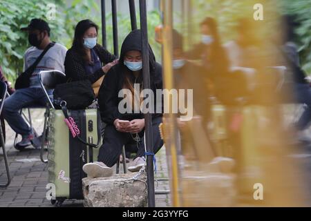 Jakarta, Indonesien. Juni 2021. Covid-19-Patienten im Lubang Buaya Community Health Center, East Jakarta, Indonesien, warten auf die Evakuierung in das Wisma Atlet Emergency Hospital, Kemayoran, Jakarta, Freitag, 8. Juni 2021. Dieser Evakuierungsvorgang ist eine Nachbereitung der zunehmenden Zahl von Covid-19-Fällen in DKI Jakarta nach dem Idul Fitri-Urlaub. (Foto von Kuncoro Widyo Rumpoko/Pacific Press/Sipa USA) Quelle: SIPA USA/Alamy Live News Stockfoto