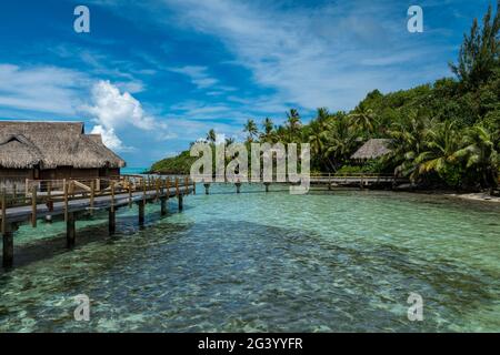 Holzwege und Überwasserbungalows im Sofitel Bora Bora Private Island Resort, Bora Bora, Leeward Islands, Französisch-Polynesien, Südpazifik Stockfoto