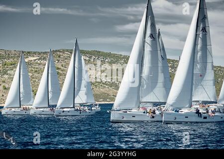 Kroatien, Adria, 18. September 2019: Segelboote treten bei einer Segelregatta an, Segelbootrennen, Spiegelung der Segel auf dem Wasser, taub Stockfoto