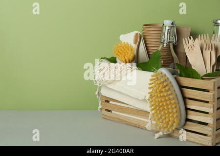 Umweltfreundliches Zero Waste Konzept vor grünem Hintergrund Stockfoto