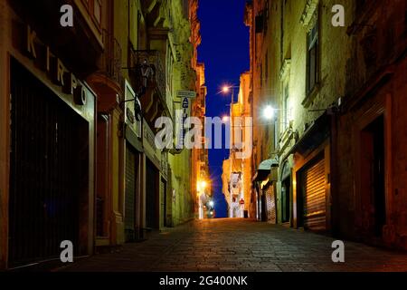 Nacht in den Seitenstraßen von Valletta, Malta, Mittelmeer, Europa Stockfoto