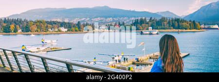 Frau, die im Herbst in Vancouver, BC, Kanada, im Coal Harbour spazieren geht. Herbst Reise Lifestyle Panorama Banner. Stockfoto