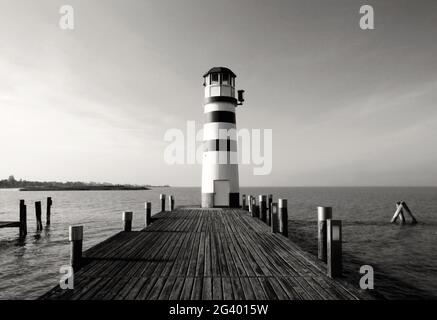 Leuchtturm am Neusiedler See schönes Schwarz-Weiß-Fotografiepanorama am Meer. Neusiedler See, Burgenland, Österreich. Schönes Panorama am See. Stockfoto