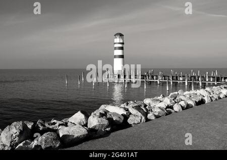 Leuchtturm am Neusiedler See schönes Schwarz-Weiß-Fotografiepanorama am Meer. Neusiedler See, Burgenland, Österreich. Schönes Panorama am See. Stockfoto