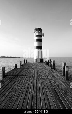 Leuchtturm am Neusiedler See schönes Schwarz-Weiß-Fotografiepanorama am Meer. Neusiedler See, Burgenland, Österreich. Schönes Panorama am See. Stockfoto