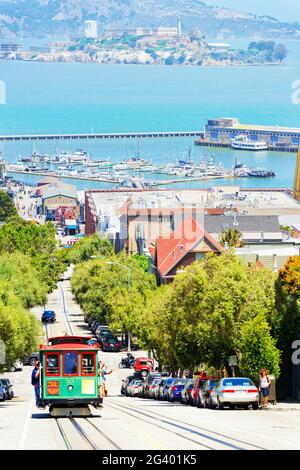 Powell-Hyde-Auto mit Alcatraz im Hintergrund, San Francisco, Kalifornien, USA Stockfoto