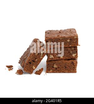 Stapel von gebackenen Schokolade Brownie Stücke mit Walnuss isoliert auf weißem Hintergrund Stockfoto