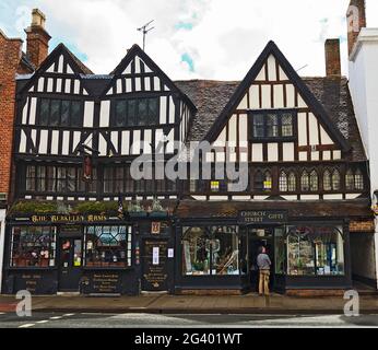 TUDOR Pub and Shop in Church Street, Tewkesbury, Gloucestershire, England Stockfoto