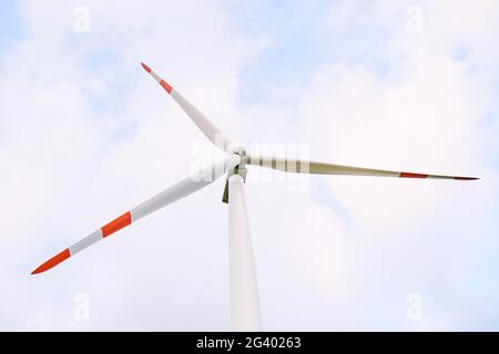 Eine Nahaufnahme der Rotorblätter der gewaschenen riesigen Windturbine gegen den Himmel. Stockfoto