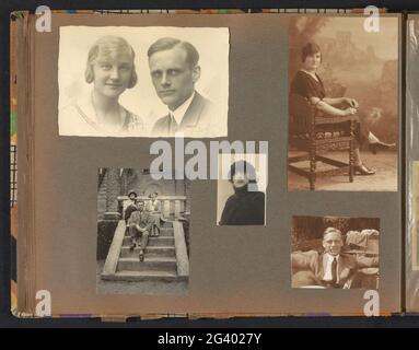 Porträts. Albumblatt mit Bildern unter anderem von einem Paar, drei auf einer Treppe, einer jungen Frau in einem Studio und einem Mann, der in einem Boot sitzt. Teil des Fotoalbums einer unbekannten holländischen Familie mit Verbindungen in Suriname und Niederländisch-Ostindien (2). Stockfoto