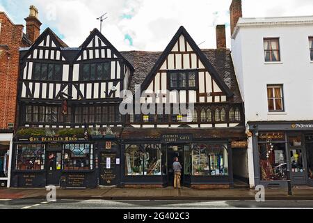 TUDOR Pub and Shop in Church Street, Tewkesbury, Gloucestershire, England Stockfoto