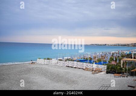 Am 17. Juni 2021 laufen Menschen ohne Maske auf der Promenade des Anglais in Nizza, Frankreich. Am Donnerstag, den 17. Juni, ist das Tragen einer Maske draußen nicht mehr obligatorisch. Foto von Lionel Urman/ABACAPRESS.COM Stockfoto