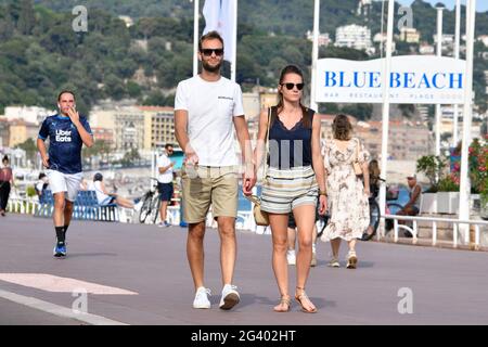 Am 17. Juni 2021 laufen Menschen ohne Maske auf der Promenade des Anglais in Nizza, Frankreich. Am Donnerstag, den 17. Juni, ist das Tragen einer Maske draußen nicht mehr obligatorisch. Foto von Lionel Urman/ABACAPRESS.COM Stockfoto