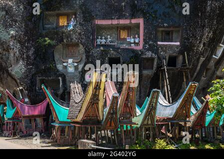 Häuser der Toten vor dem Loâ €™ko Mata Rock in Tana Toraja Stockfoto