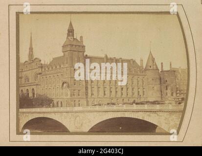 Außenansicht des Palais de Justice mit der Tour de L 'Uhr in Paris an der Ecke; Tour de l 'Uhr in Paris. Teil des Fotoalbums mit Kabinettfotos von Sehenswürdigkeiten in Paris. Stockfoto