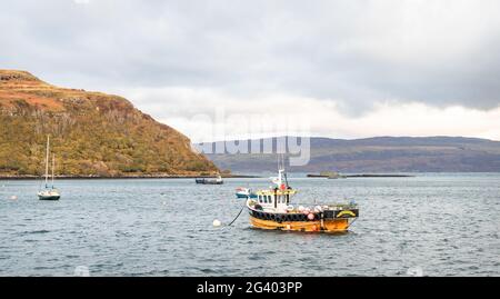 Fischerboot Serene in Portree Harbour, Portree auf der Insel Skye, Schottland günstig Stockfoto