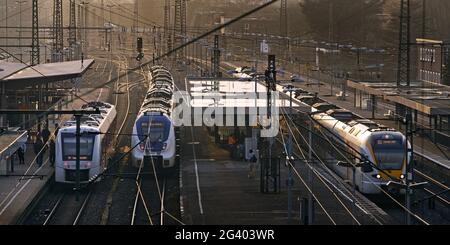 Nahverkehrszüge am Bahnhof Oberbarmen, Wuppertal, Nordrhein-Westfalen, Deutschland, Europa Stockfoto