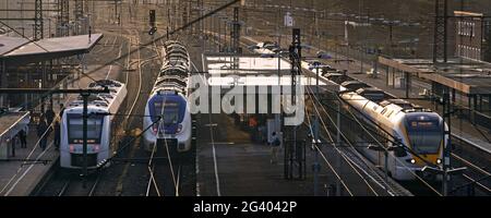 Nahverkehrszüge am Bahnhof Oberbarmen, Wuppertal, Nordrhein-Westfalen, Deutschland, Europa Stockfoto