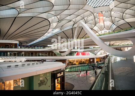 Innerhalb des Inlandsabflugsabflugsteils des Beijing Daxing International Airport, China. Stockfoto