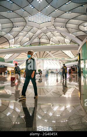 Innerhalb des Inlandsabflugsabflugsteils des Beijing Daxing International Airport, China. Stockfoto