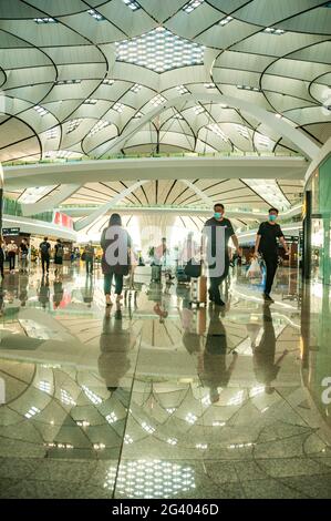 Innerhalb des Inlandsabflugsabflugsteils des Beijing Daxing International Airport, China. Stockfoto