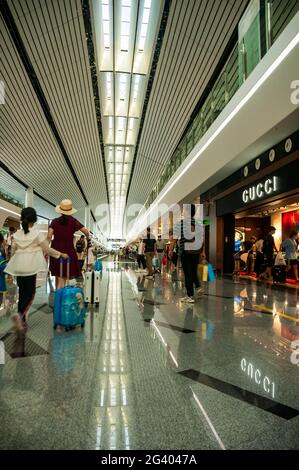 Innerhalb des Inlandsabflugsabflugsteils des Beijing Daxing International Airport, China. Stockfoto