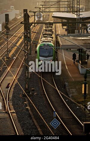 Regionalzug am Bahnhof Oberbarmen, Wuppertal, Nordrhein-Westfalen, Deutschland, Europa Stockfoto