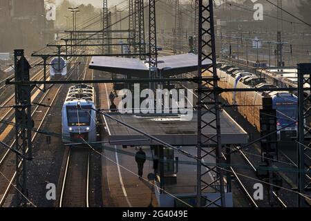 Nahverkehrszüge am Bahnhof Oberbarmen, Wuppertal, Nordrhein-Westfalen, Deutschland, Europa Stockfoto