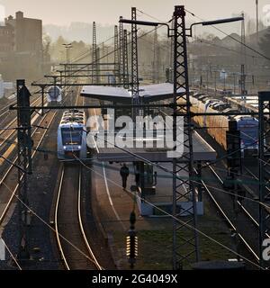 Nahverkehrszüge am Bahnhof Oberbarmen, Wuppertal, Nordrhein-Westfalen, Deutschland, Europa Stockfoto