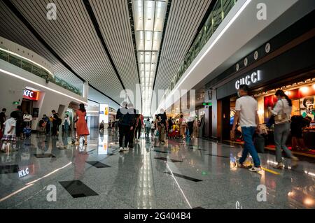Innerhalb des Inlandsabflugsabflugsteils des Beijing Daxing International Airport, China. Stockfoto