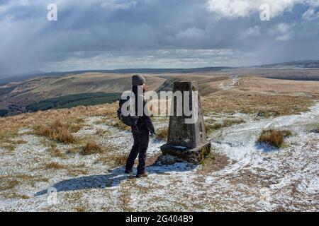 Frau an einem Berggipfel im Brecon Beacons National Park. Stockfoto