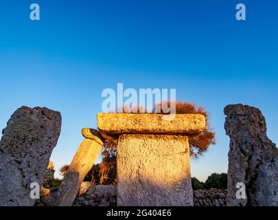 Taula bei Sonnenuntergang, archäologische Stätte von Talati de Dalt, Menorca oder Menorca, Balearen, Spanien Stockfoto